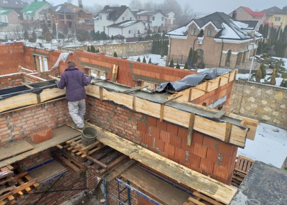 Заливка армопоясу будинку із керамічних блоків
