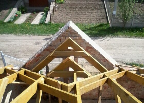 Змонтовані крокви будинку