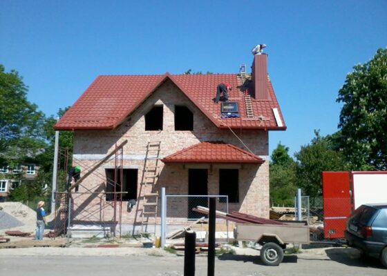 Монтаж даху будинку з металочерепиці