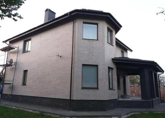 Оздоблення фасаду світлою клінкерною плиткою